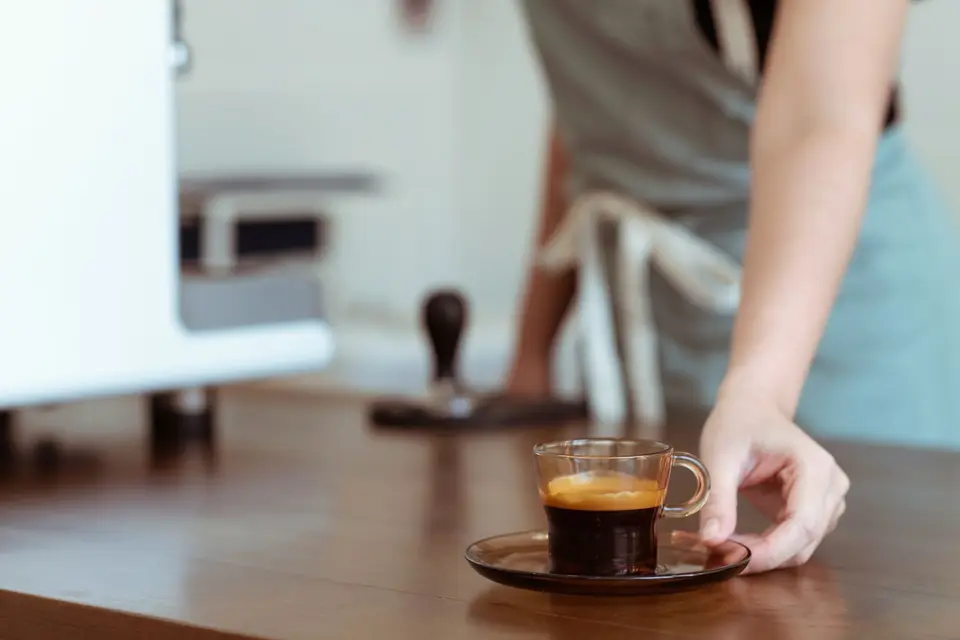 Tezgâha bırakılan espresso